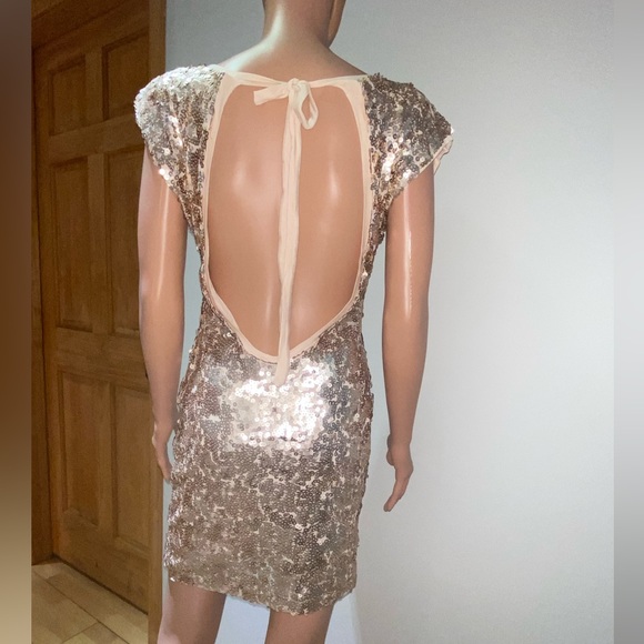 Sequenced BACKLESS dress - Picture 4 of 9